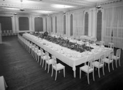 FESTMIDDAG INTR: SAL M/DEKKET BORD, GR: 4, OPPSTILT.