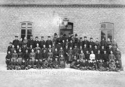 Elever, lærere, personale, skolebygning