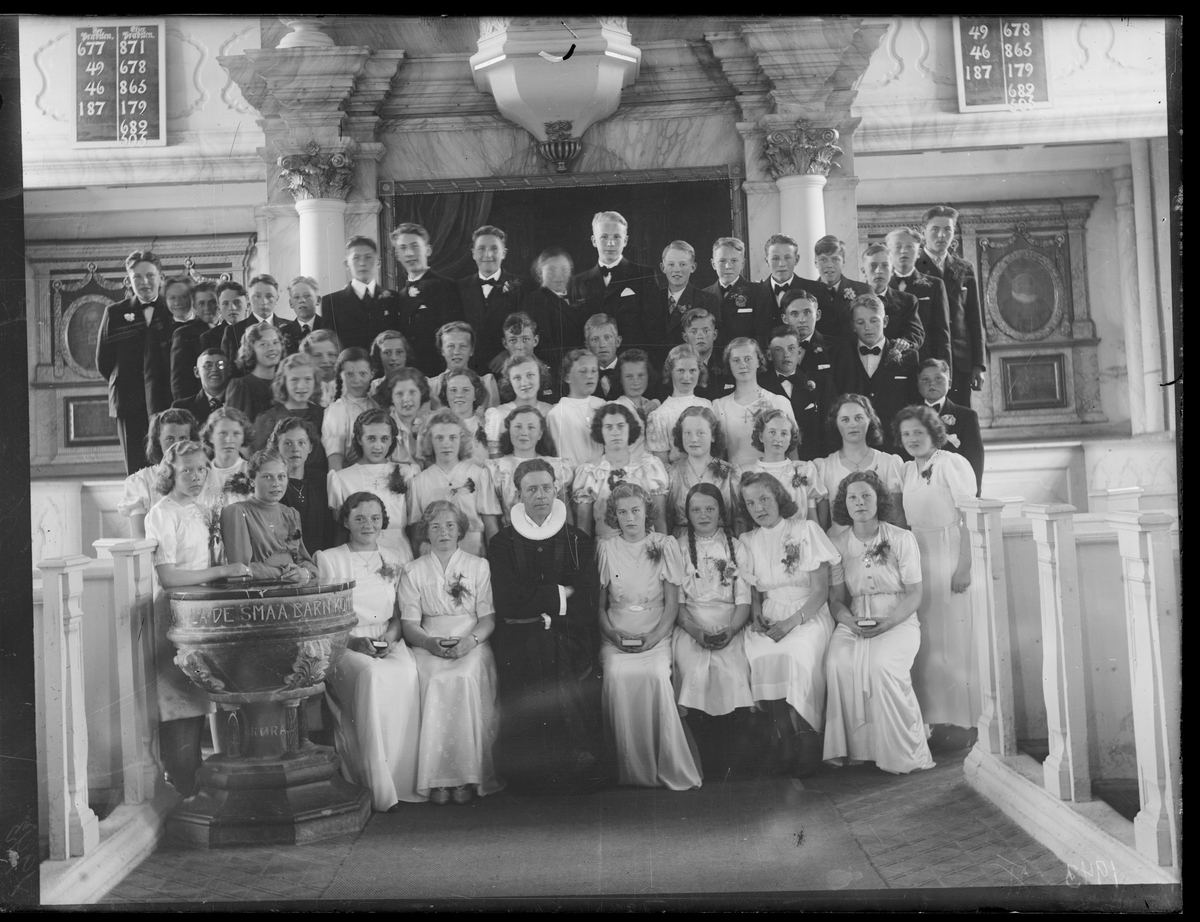 Konfirmanter i Røros kirke, 1943