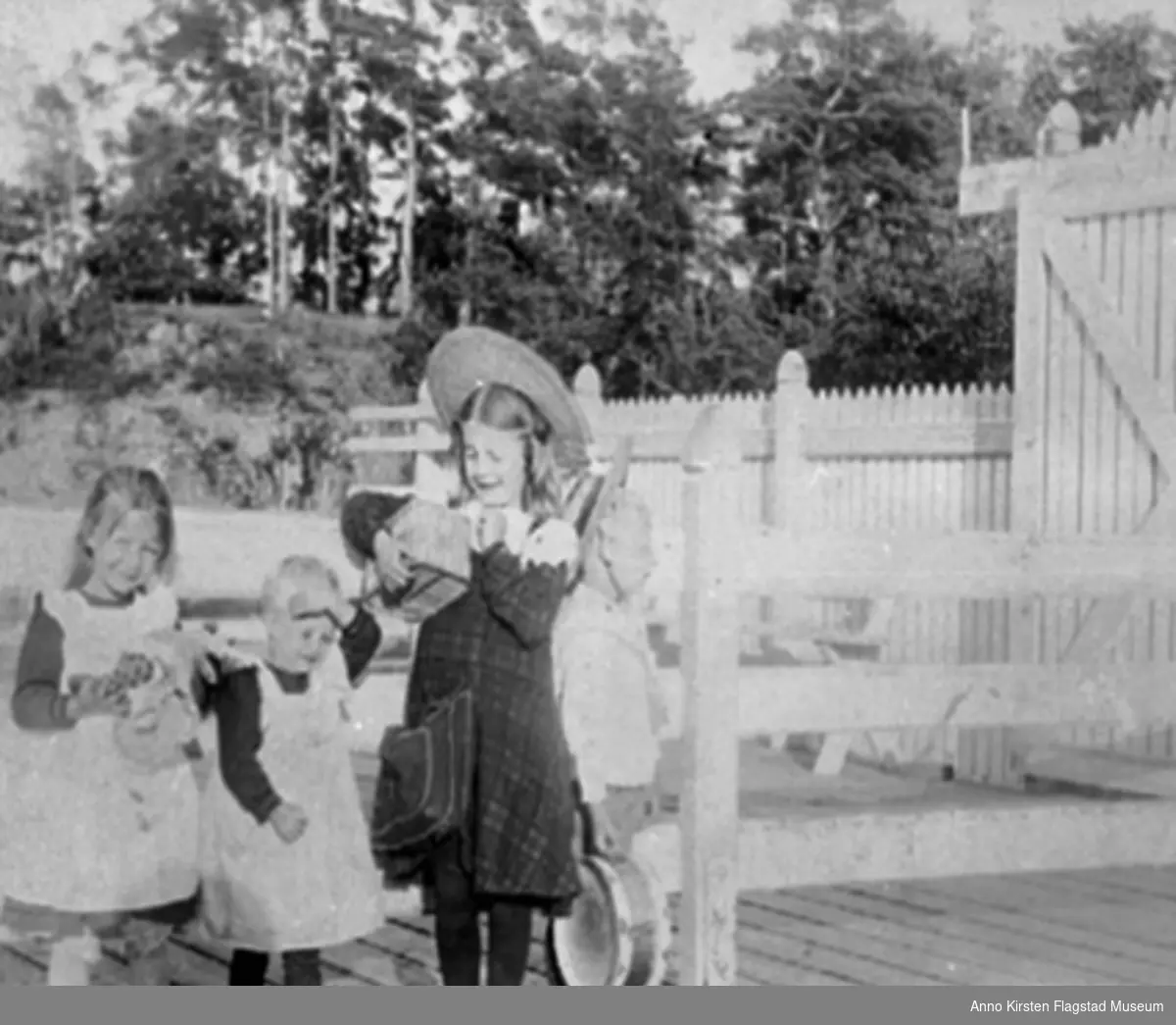 Fra venstre: to ukjente barn, Kirsten Flagstad og Ole Flagstad. Avreise fra Malmøkalven, 1901. From left: two unknown children, Kirsten Flagstad and Ole Flagstad. Departure from Malmøkalven 1901. 
