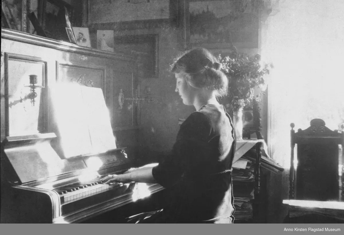 Kirsten Flagstad spiller piano hjemme på Vinderen, Oslo 1912. Kirsten Flagstad plays the piano at home at Vinderen, Oslo 1912. 
