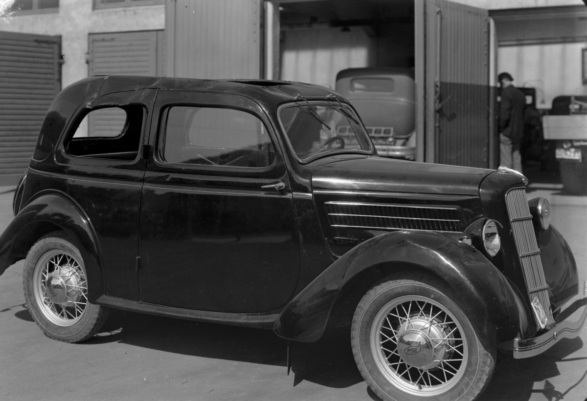 Oplandske Auto. Personbil. Ford jr. de luxe, modell CX 1936-37. med skader i taket og høyre forskjern. Hamar. 