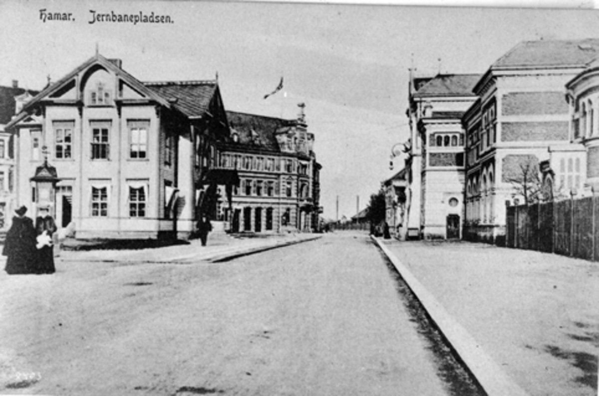 Postkort, Hamar, Jernbaneplassen, Hamars første stasjonsbygning, 