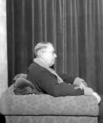 PORT. CARL NORMANN, TATT HJEMME. ÅR. 1956. FOTO, H. NORMANN.