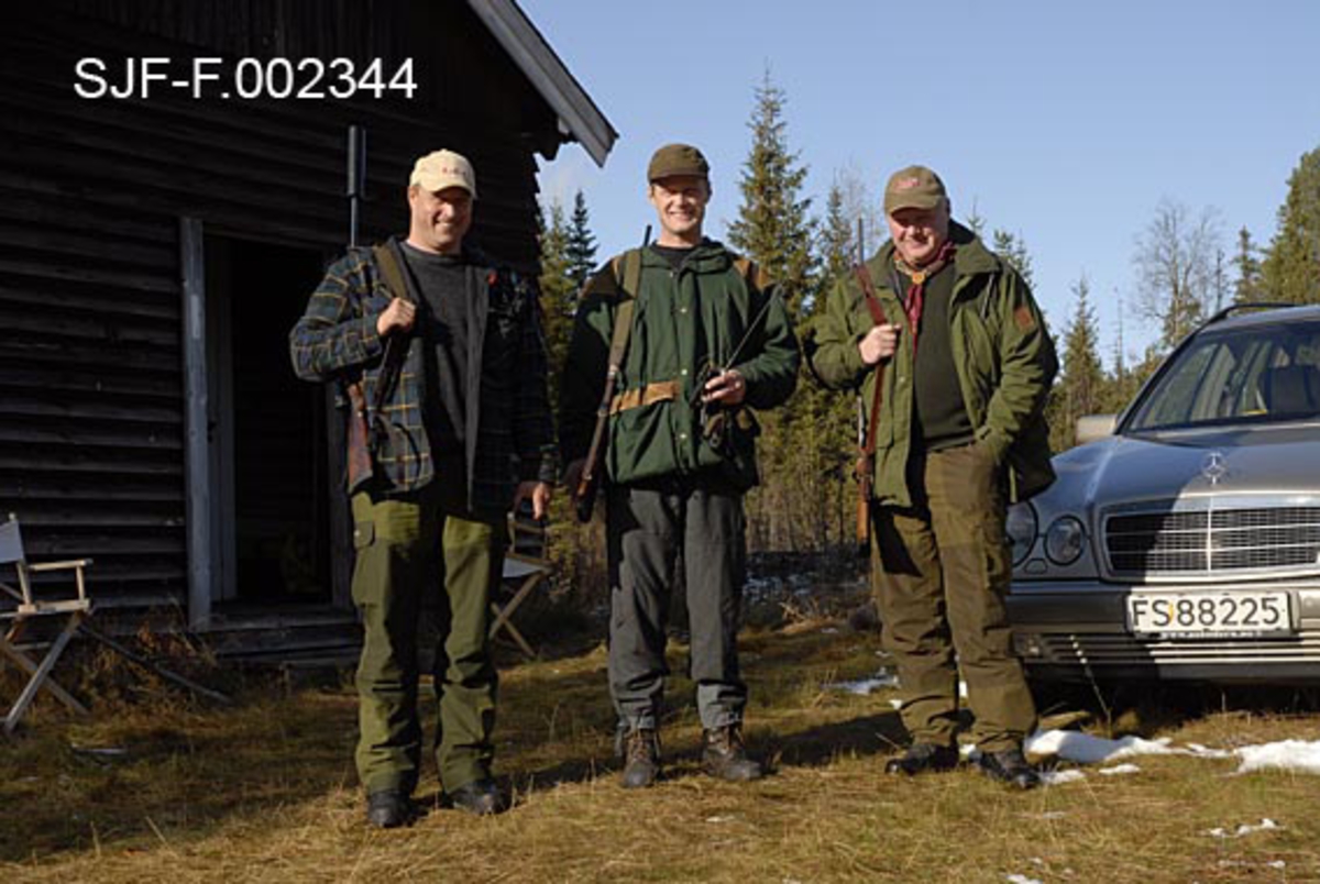 Elgjegerne Kjell Olav Nordbekk, John Svendsberget og Arnt Svendsberget foran 4-koia i Jernskallen i Åmot. 