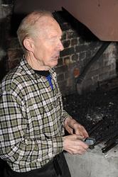 Smeden [Karl] Oddbjørn Knudsen (f. 1935), fotografert ved es