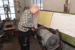 Smeden Oddbjørn Knudsen (f. 1935) polerer eggpartiet på ei n