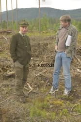 Forstmester Halvor Svenkerud (til venstre) i samtale med kon