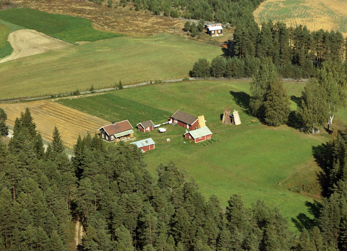 Sørby (Gnr 5/7) mellom Hagen og Bjølset. Adressen er nå Vestsivegen 1032.