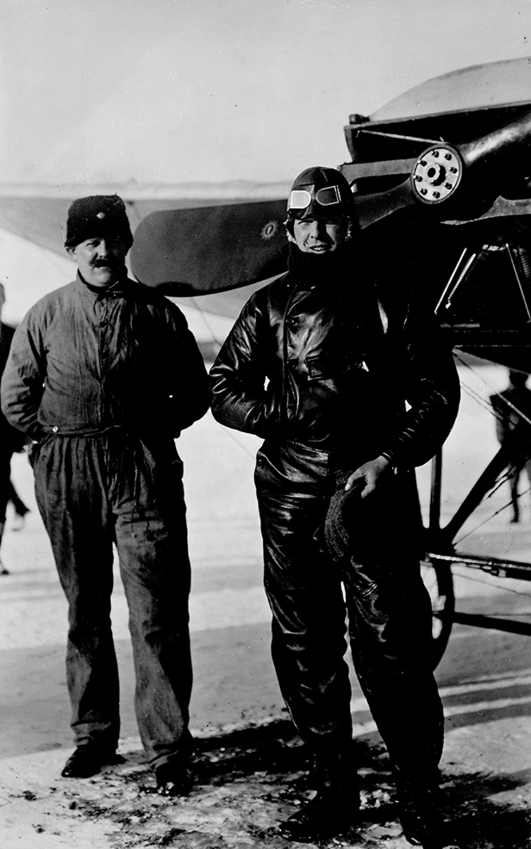 Flygförare Olle Dahlbeck och flygmekaniker Larsson framför flygplan Aeroplanet N:r 1 på Stora Värtans is, 3 februari 1912. Vid den första militära flygningen i Sverige.