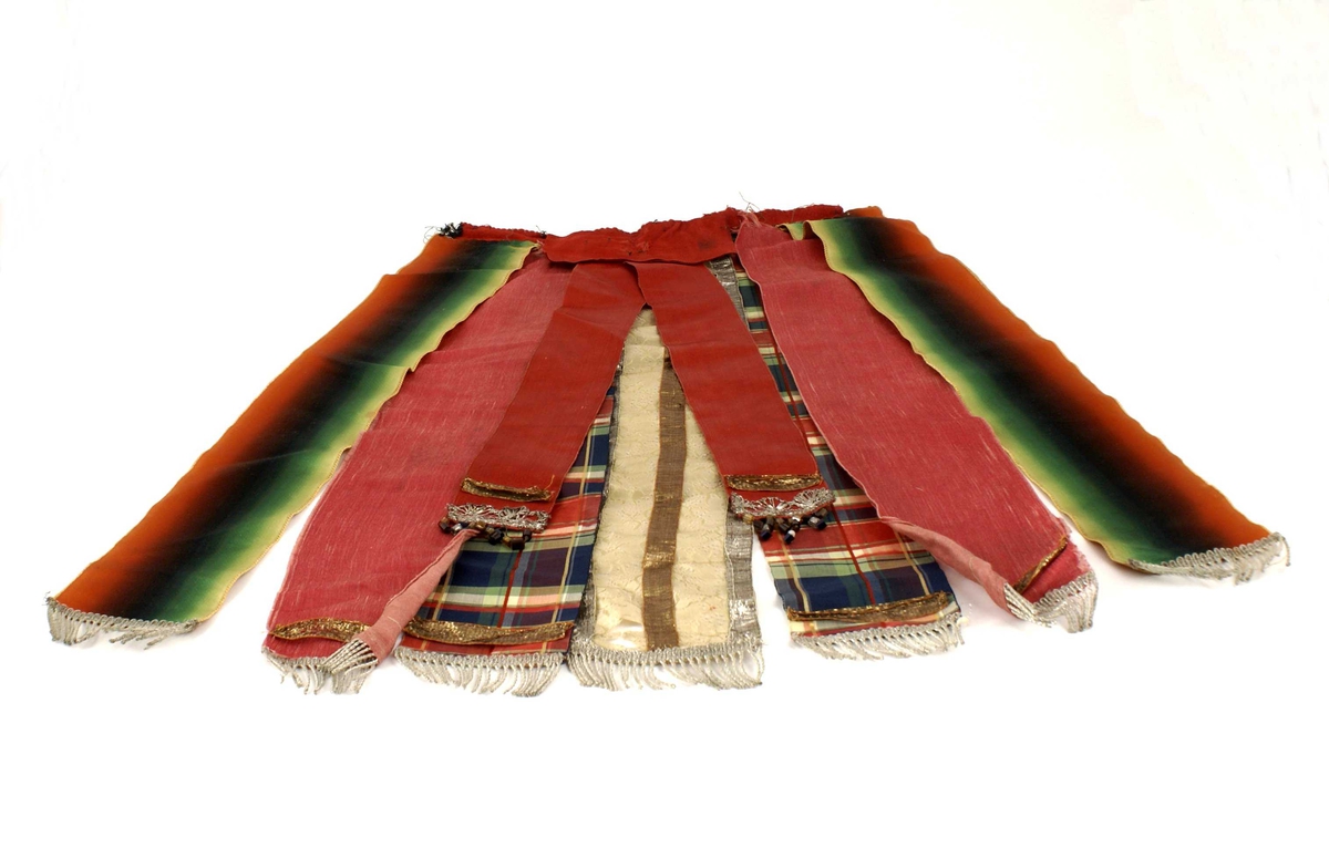Kronebandet består av 9 silkeband. Det er 5 ulike typer i mønster og farge. Enkelte av banda har påsydde metallbånd og perler.