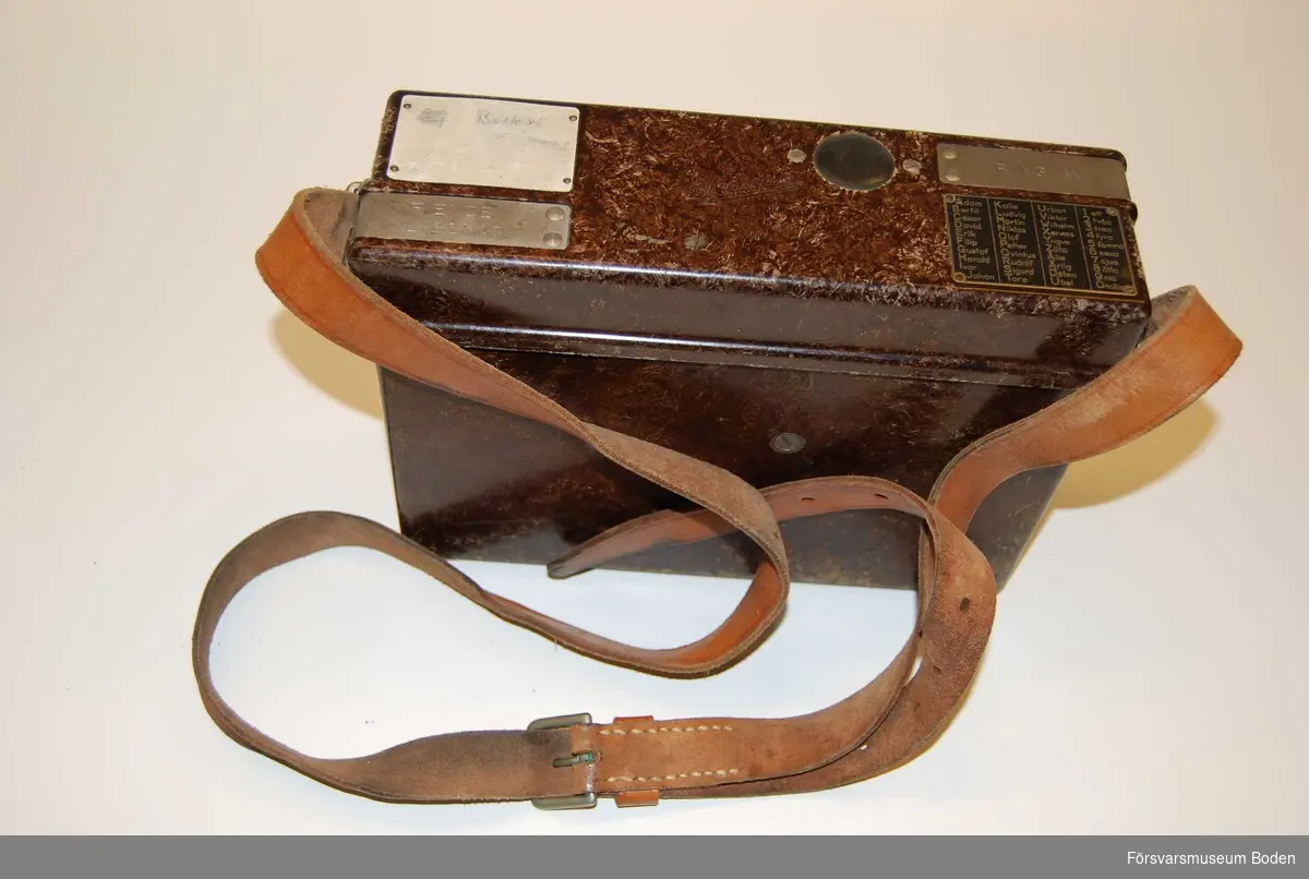 Telefonapparat m/1937 modifierad med klyka på 1950-talet, varvid modellåret ersattes av beteckningen MT (Med Tillbehör). Komplett förutom veven som saknas.