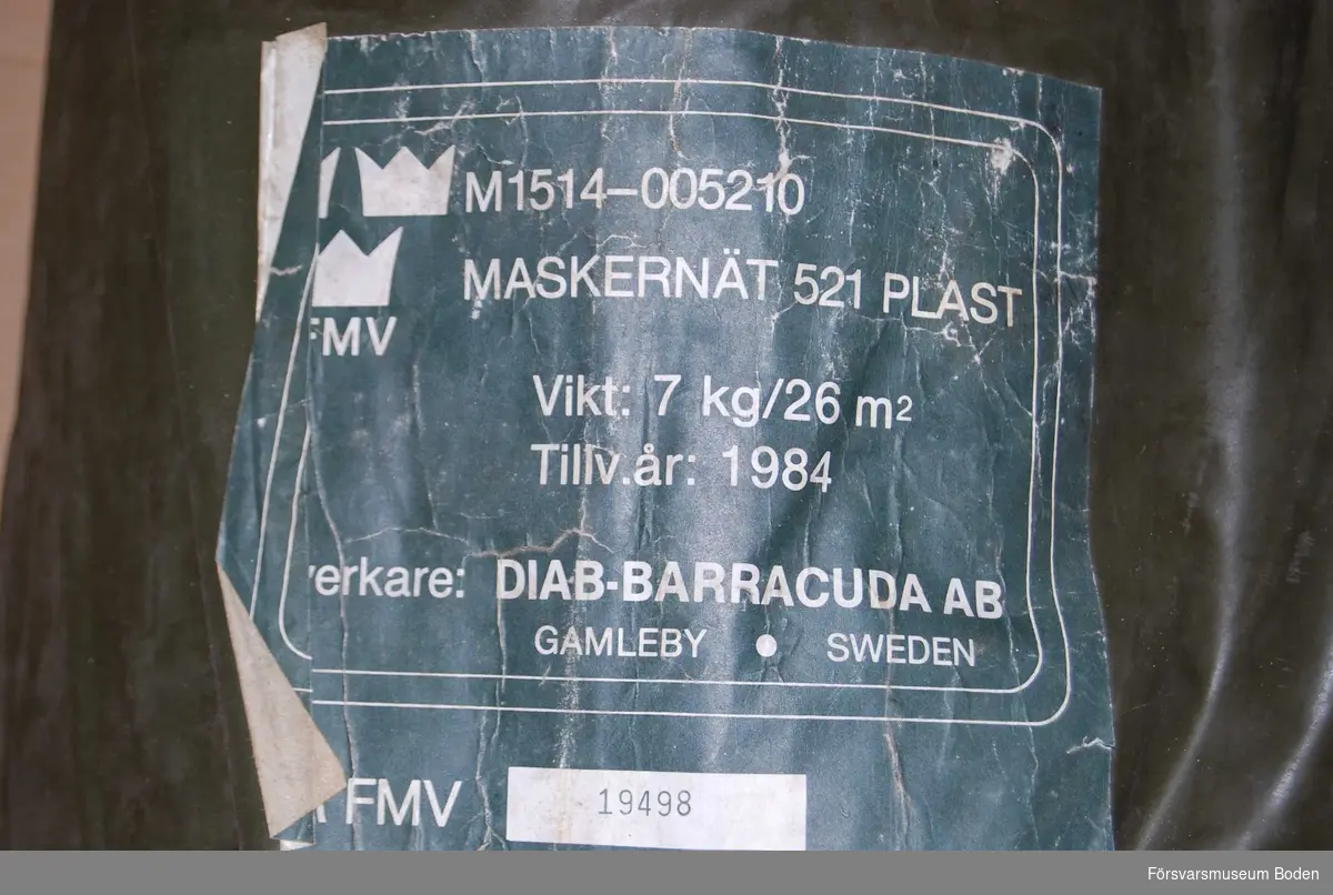 Maskeringsnät i säck av plastväv, materielnummer M1514-005210. Tillverkat 1984 av Diab-Barracuda, Gamleby. Nr 19498.