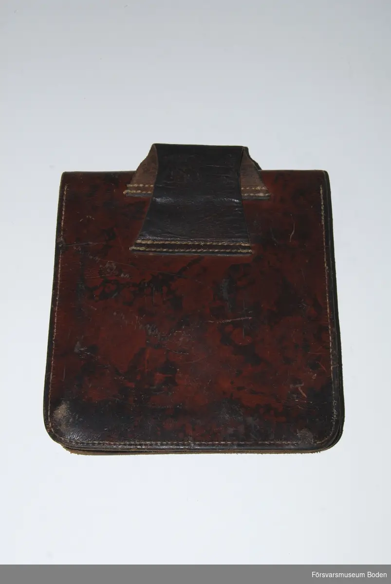 Väska 19 x 21 x 5 cm av brunt läder avsedd att bäras på livrem. Tre kronor-stämpel på locket.
