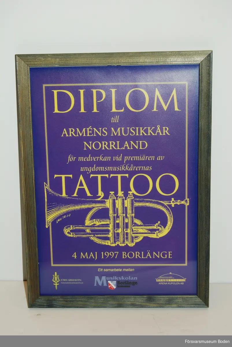 Inramat och glasat diplom. Gåva till Arméns musikkår Norrland efter deltagande vid premiären av ungdomsmusikkårernas Tattoo i Borlänge 4 maj 1997. Ingen märkning på baksidan.