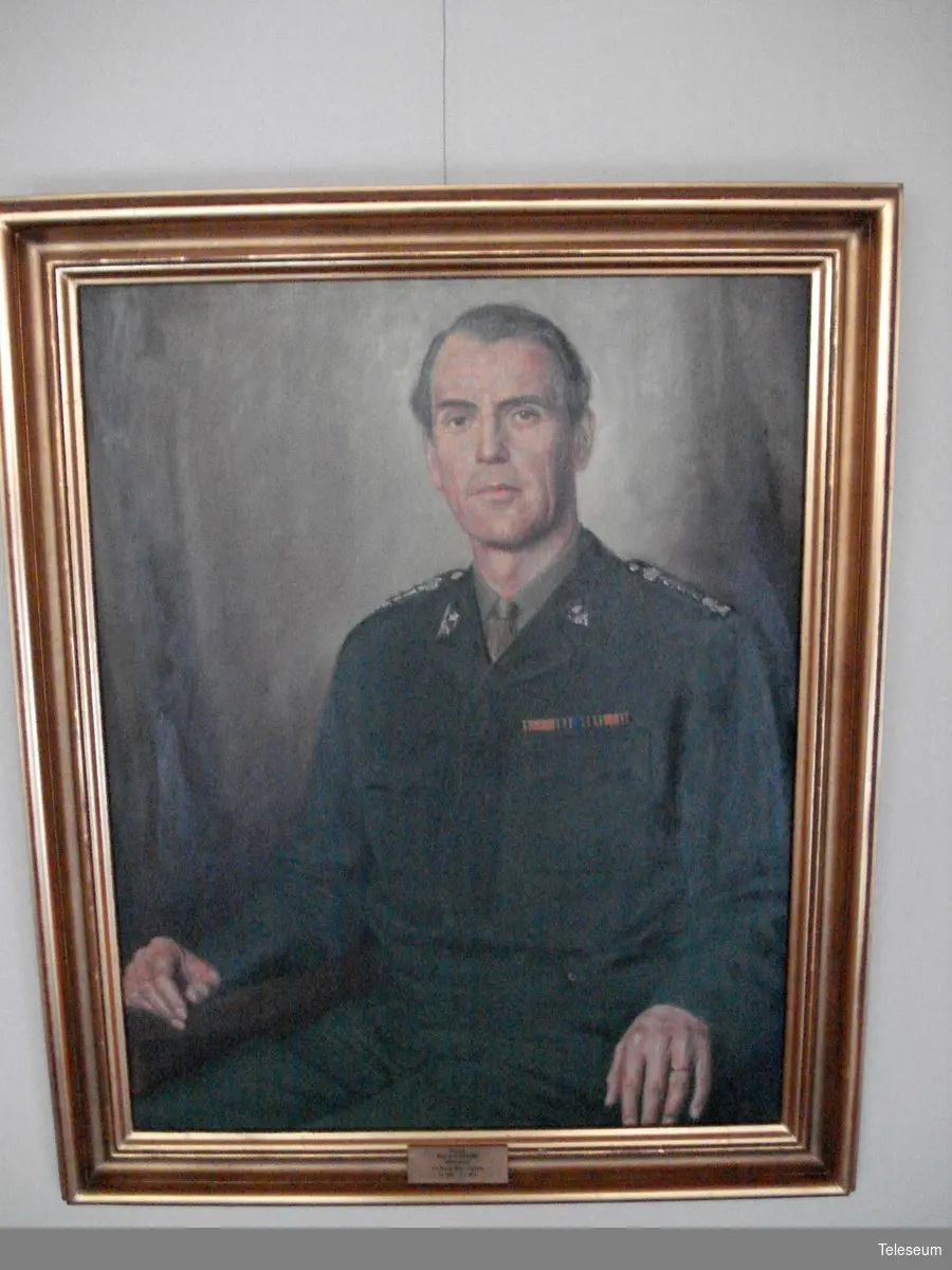 Olja på duk, brun ram med förgyllning. Porträtt föreställande Överste Nils OA Östlund, sekundchef för Kungl Göta Pansarlivgarde 1966-1973.