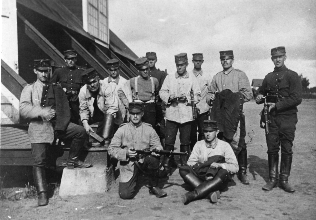 Soldater framför lägerhyddan, i Skillingaryd. Västra lägret, A 6