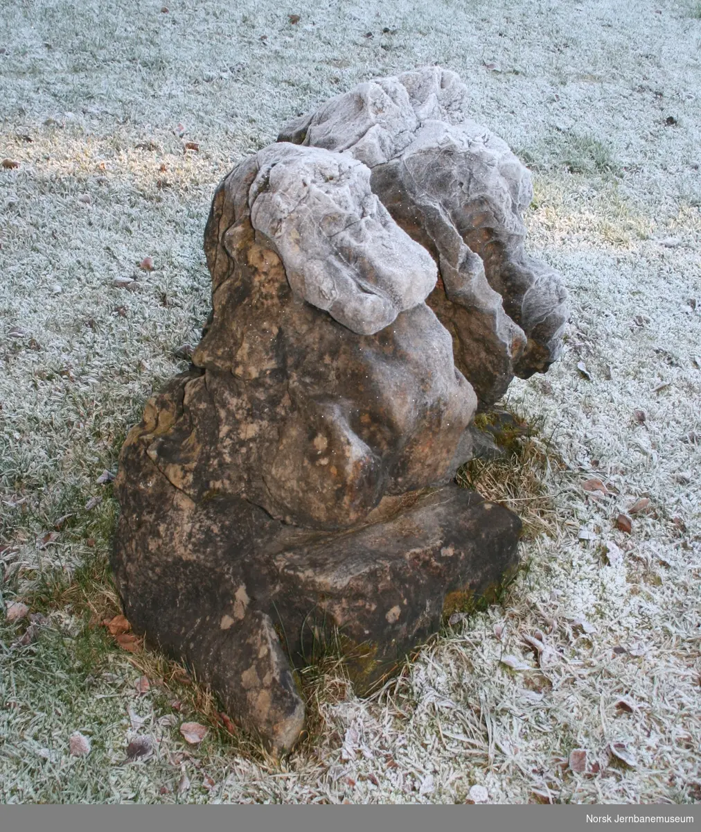 Stein : en meget stor og tung stein av spesiell form