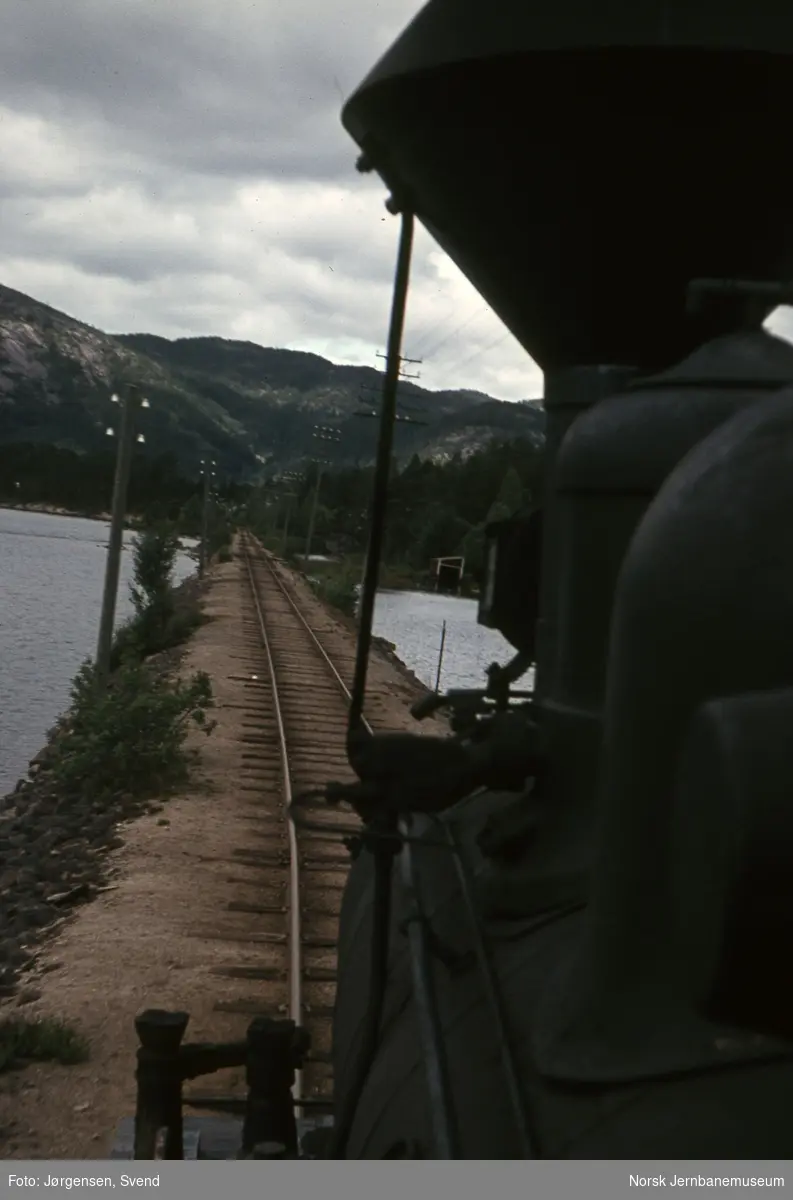 Utsikt fremover fra lokomotivet i godstog 5661 ved Vassenden bru