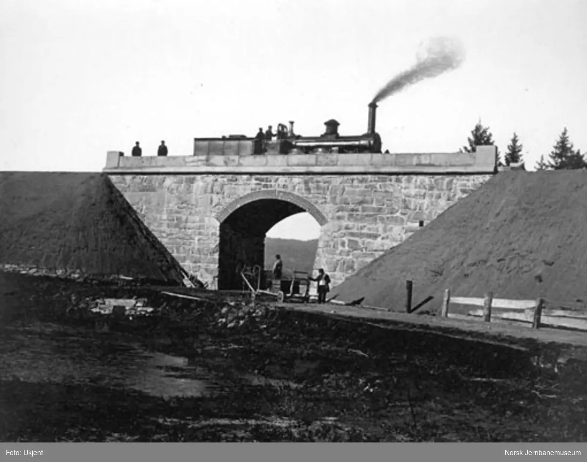 Den nye Frogner bru som i 1866 erstattet en trebru; damplokomotiv nr. 3 på brua