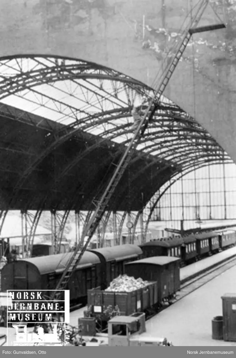 Reparasjon av taket i toghallen på Bergen stasjon