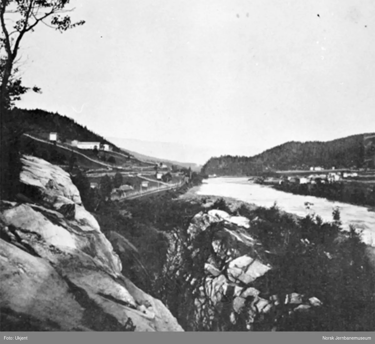 Jernbanelinjen mellom Gildset og Flatberg med Gaula nede i dalen