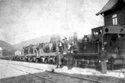 Damplokomotiv type 1 nr. 14 med grustog og mannskap på Ringe