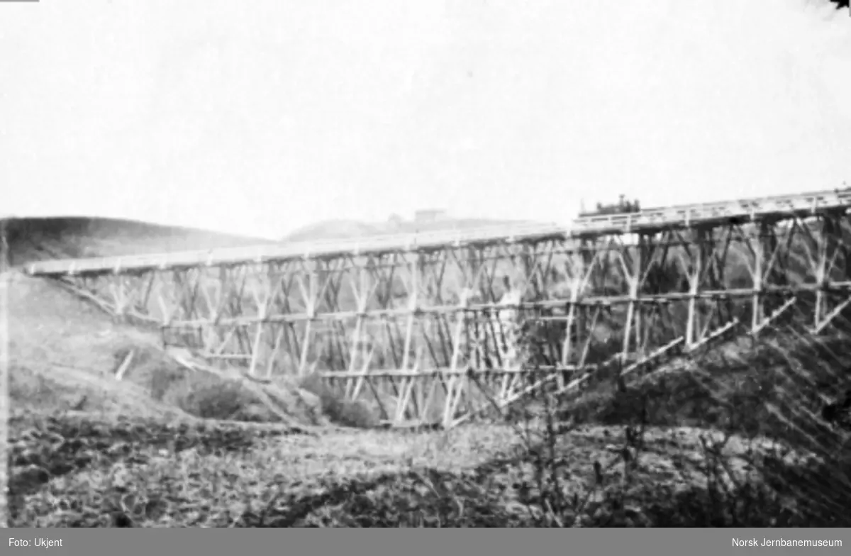 Damplokomotiv med grusvogner på Oxstadøi (Romuldslien) viadukt