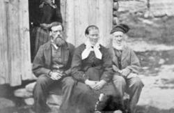 Gruppebilde, familie på en gård?