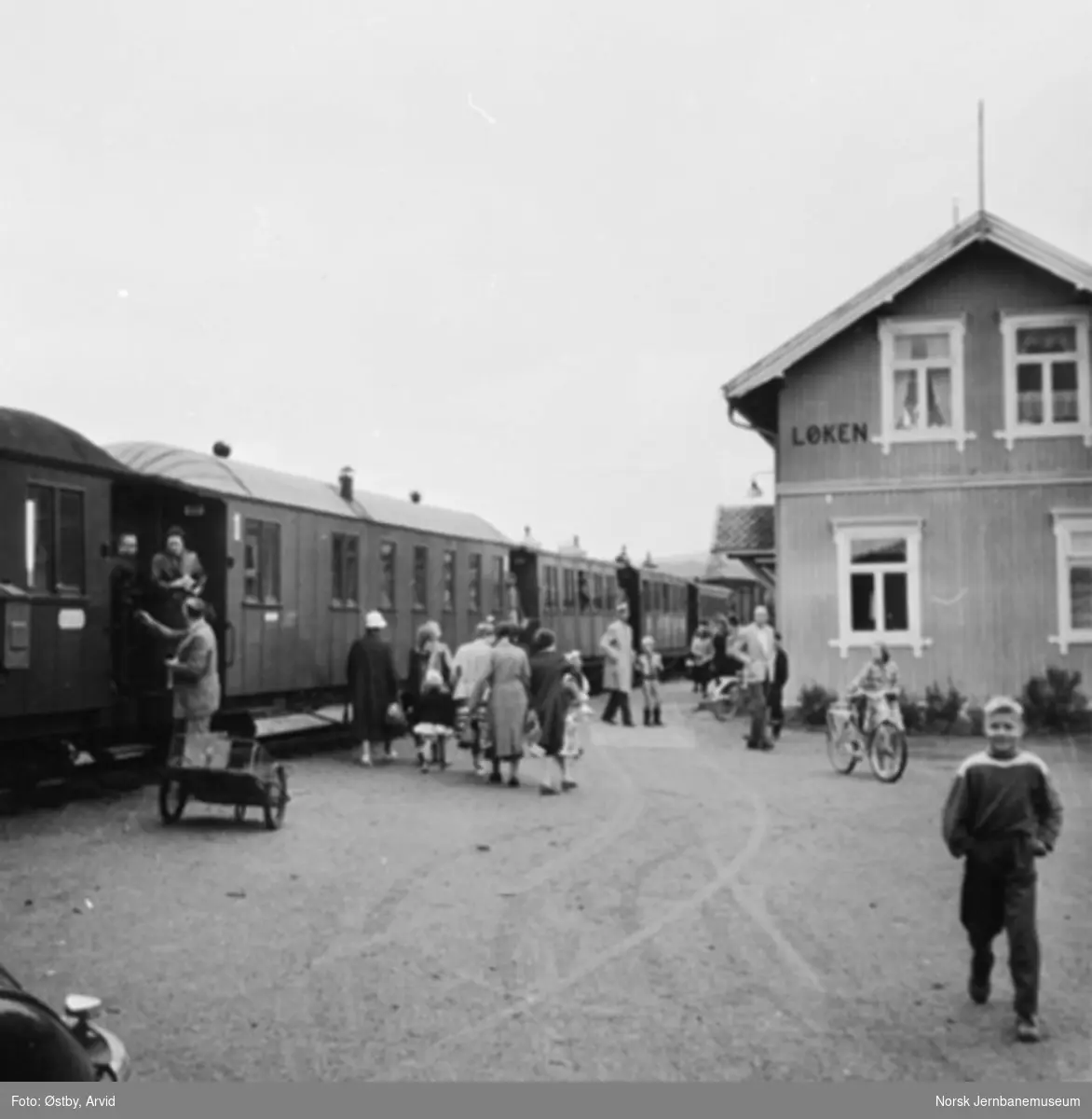 Toget gjør opphold på Løken stasjon