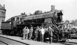 Et nylevert damplokomotiv type 26c nr. 435 med sju jernbanea