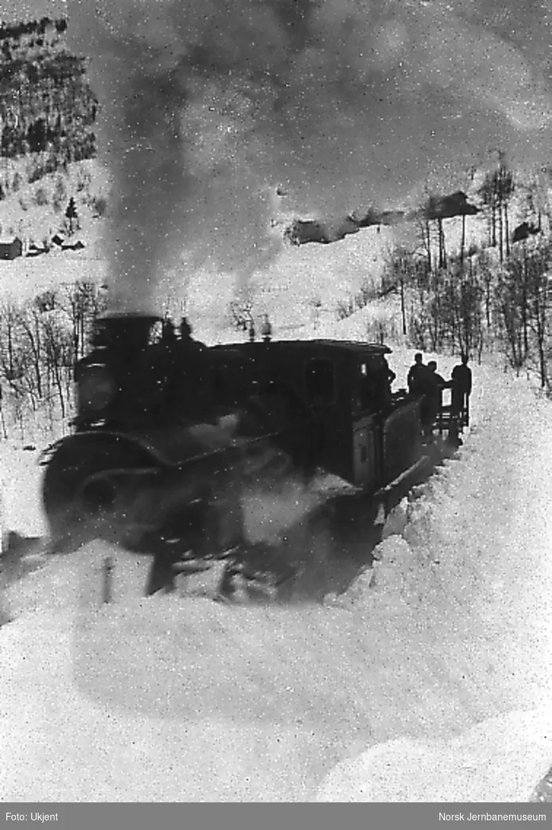 Rydding av Bergensbanen med damplokomotiv med stor frontplog