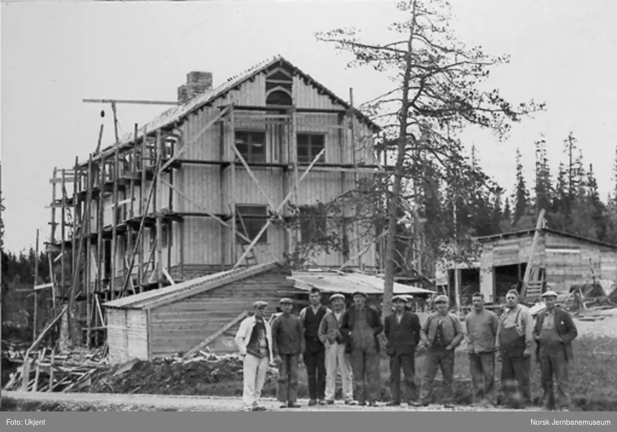 Byggingen av Namsskogan stasjonsbygning : gruppebilde av arbeidslaget