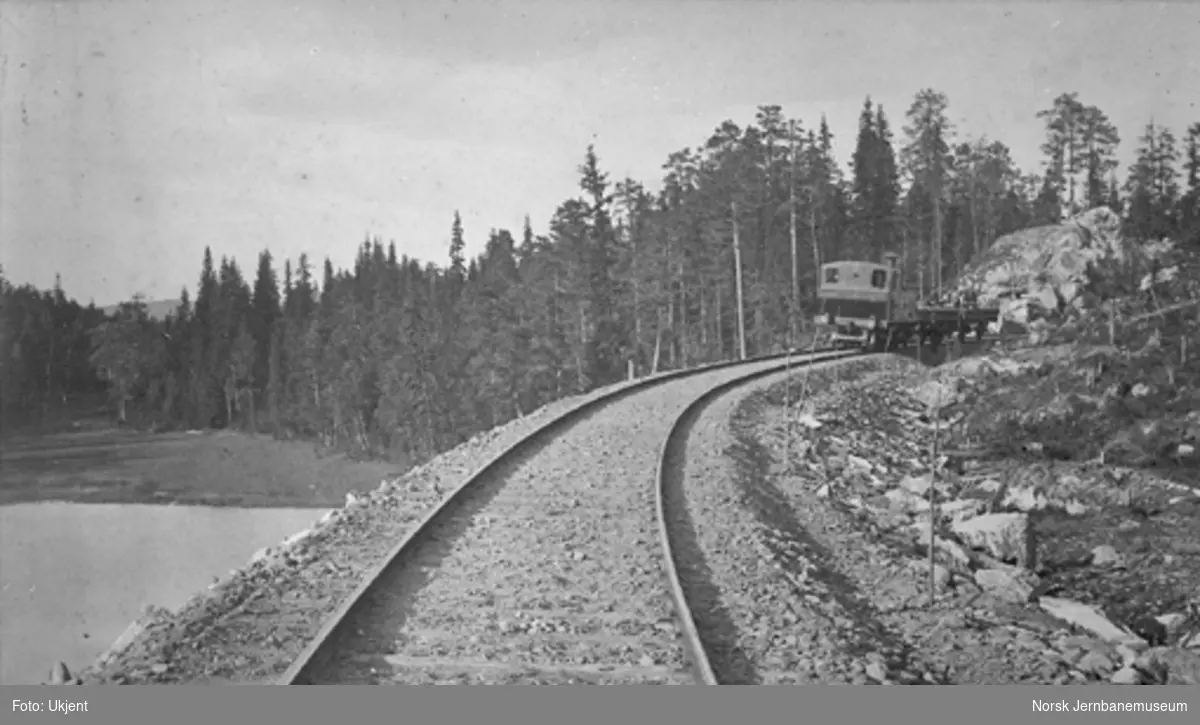 Ett av Valdresbanens første damplokomotiver med to grusvogner, trolig under banens grusing