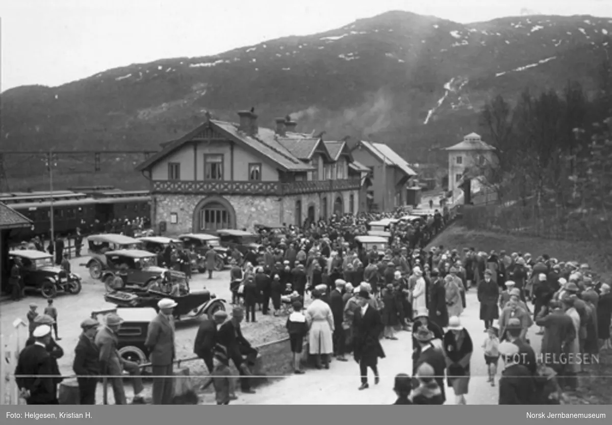 Narvik stasjon med mange mennesker og personbiler