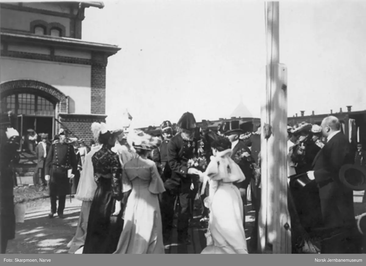 Kong Oscar II på Gjøvik stasjon ved kongebesøket i 1904