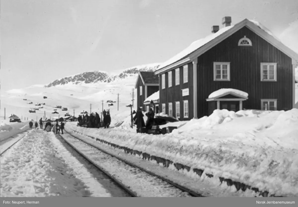 Ustaoset stasjon med reisende vinterstid