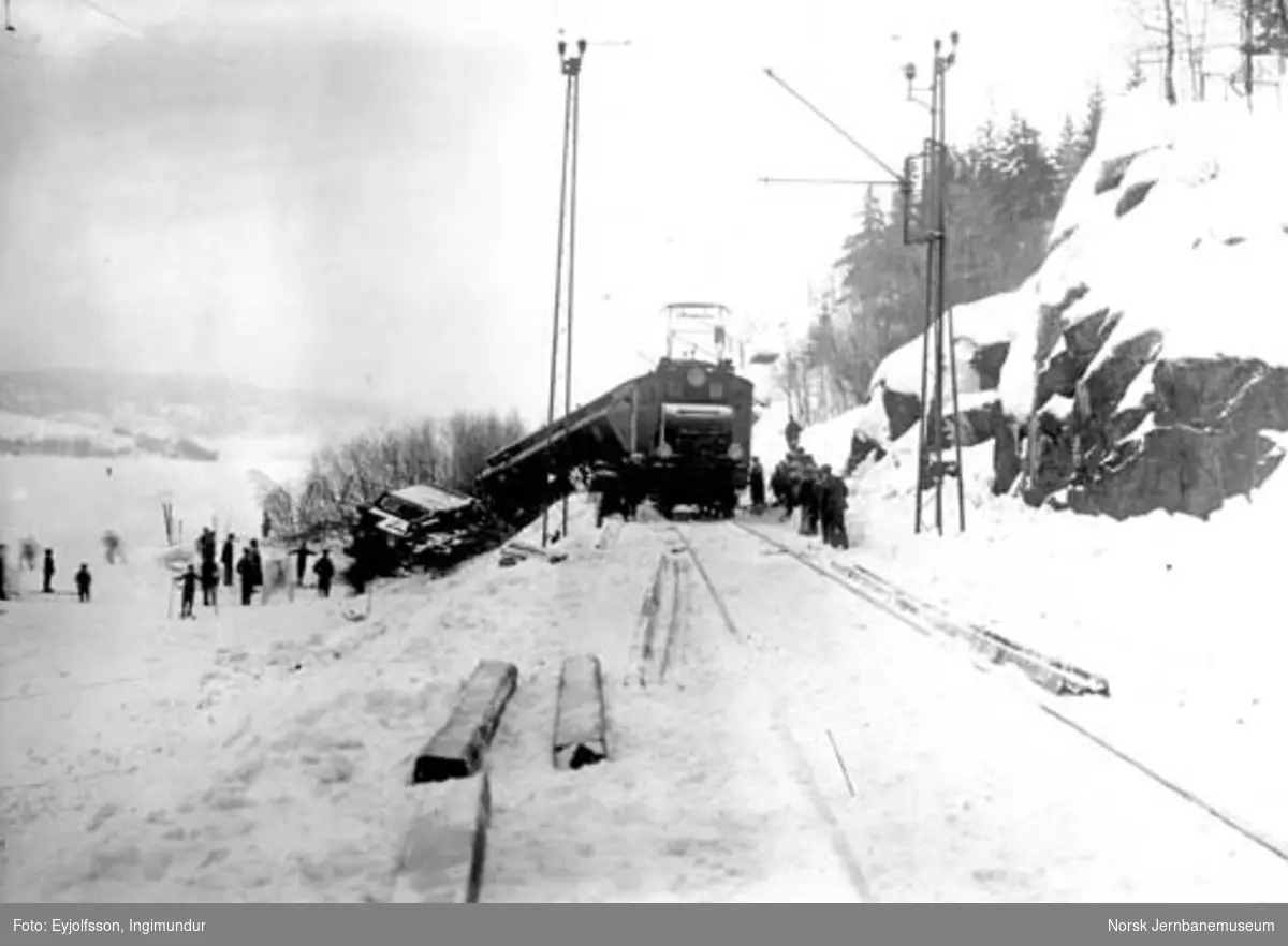 Avsporet tog 510 ved km 27,38 3. januar 1926 kl. 21.20 : veltet elektrisk lokomotiv type El 1