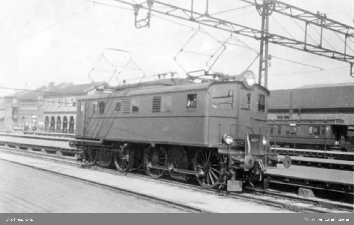 Elektriske lokomotiv type El 5 nr. 2037 på Oslo Østbanestasjon