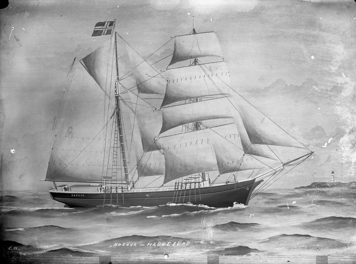 Avfotografert maleri av skonnerten "Røskva" i åpent farvann. Fyrtårn og land i bakgrunnen.