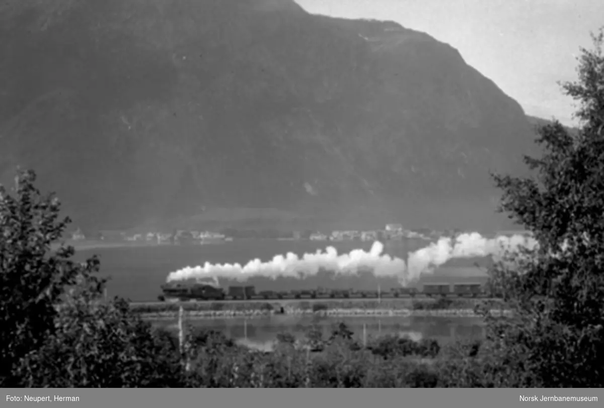 Damplokomotiv med godstog mellom Åndalsnes og Romsdalshorn