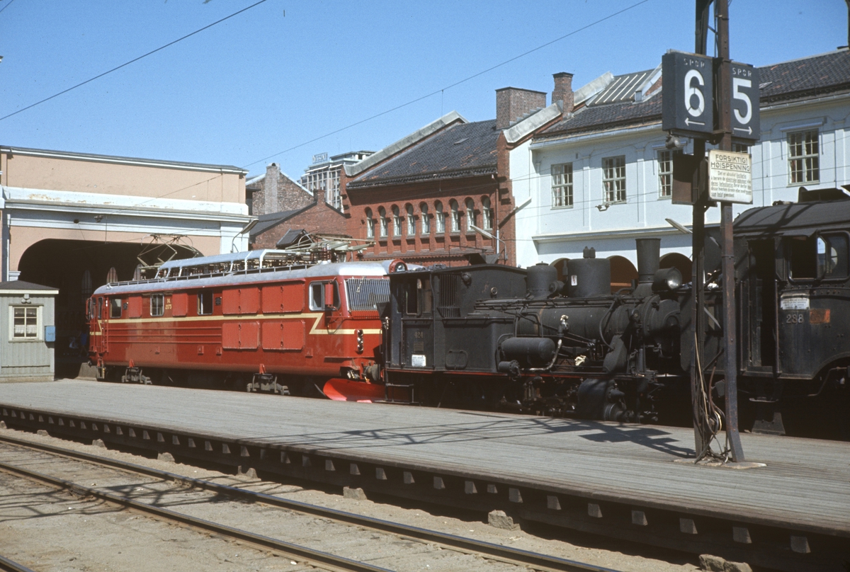 Utrangerte damplokomotiver underveis fra Oslo til Lillestrøm for opphugging.
