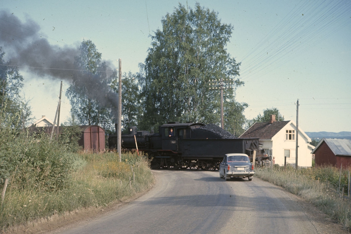 Damplokomotiv type 27a nr. 296 med godstog på Skreiabanen