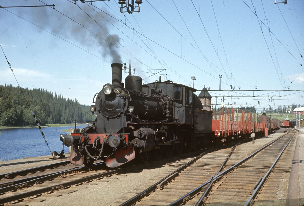 Damplokomotiv type 27a nr. 296 med godstog på Eina stasjon