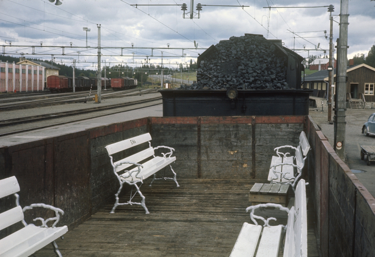 A/L Hølandsbanens veterantog til Skreia avventer avgang fra Eina stasjon. En L4-vogn ble utstyrt med benker og benyttet som åpen personvogn