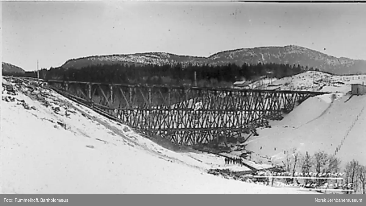 Bækengdalen viadukt : bygging av kulvert pågår i dalbunnen