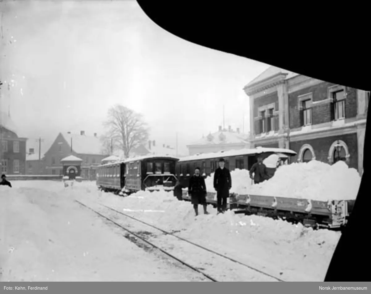 Kristiansand stasjon med mye snø