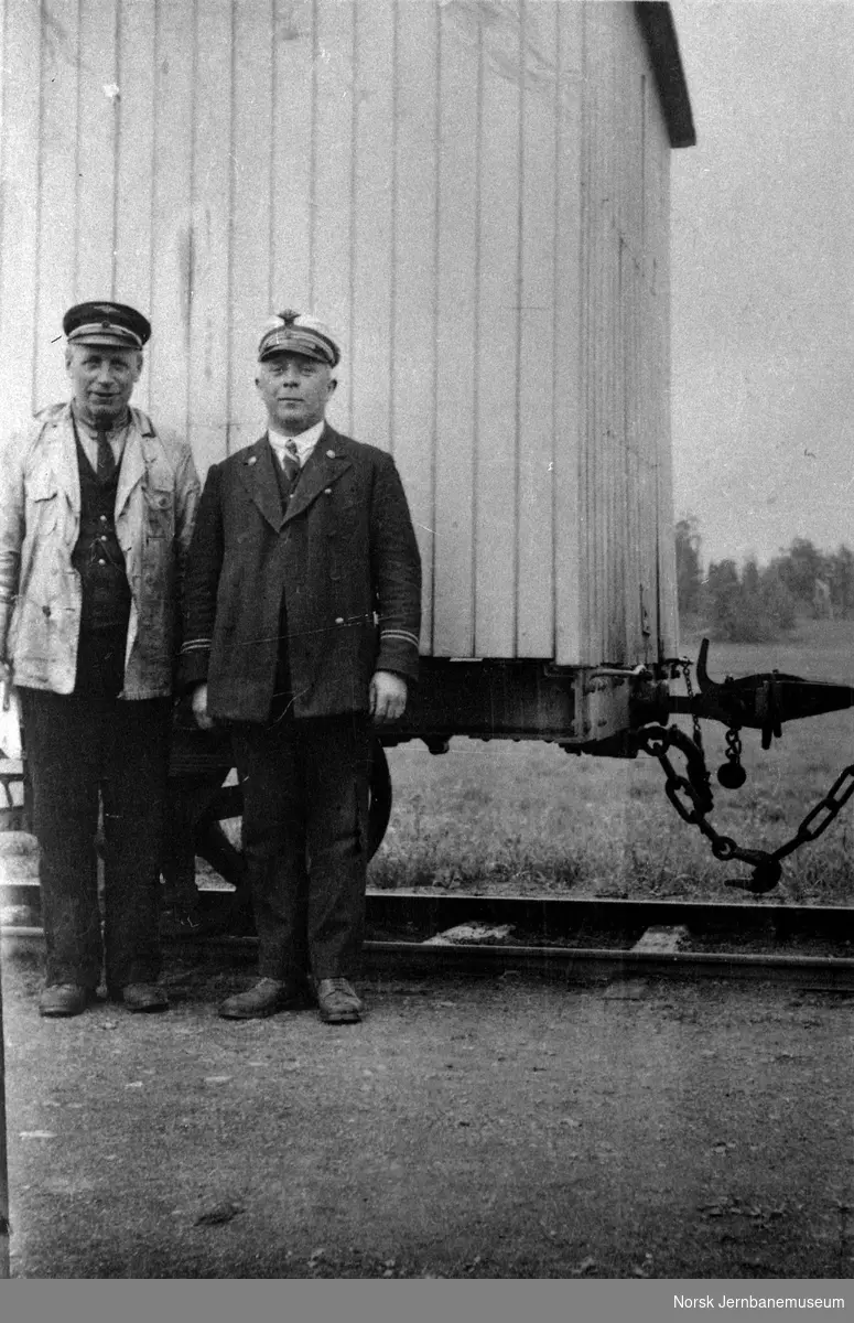 To jernbanemenn fremfor en godsvogn, trolig på Vittingfoss- eller Eidsfossbanen