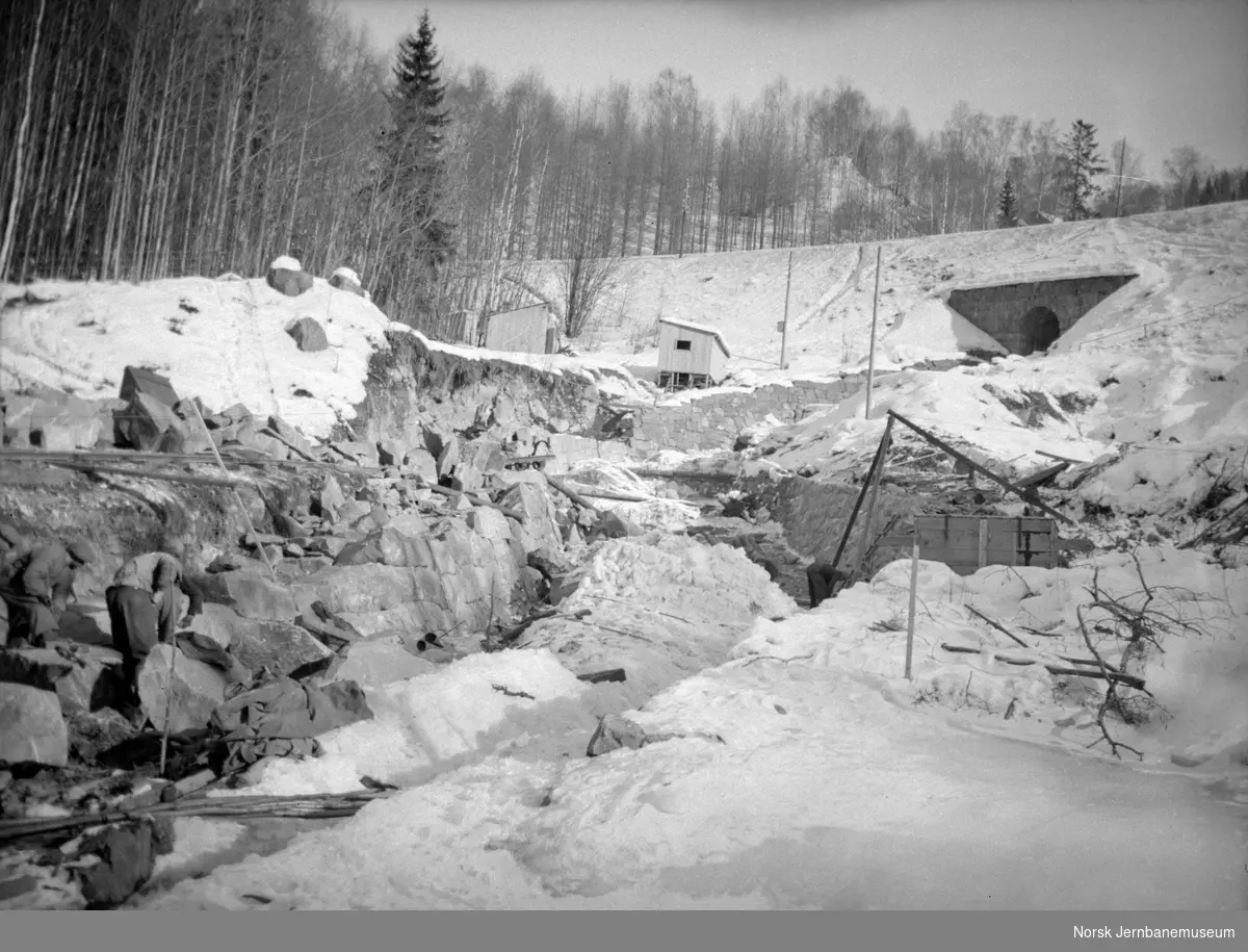 Anleggsarbeider i Åretta med jernbanelinjen og kulverten i bakgrunnen