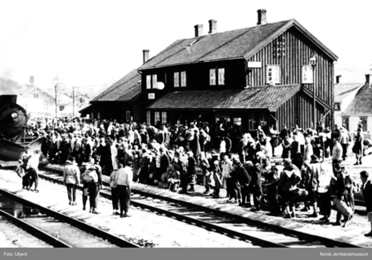 Geilo stasjon med mange reisende : påsketrafikken 1957